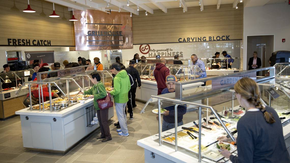 https://d3n2401vhvcfv5.cloudfront.net/_images/company/Golden Corral/1739381971533-Buffet bars with customers2.jpg